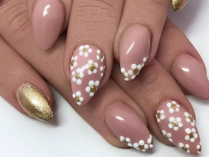 Dried Flower Nails Are the Trend For People Who Just Can't Quit Summer