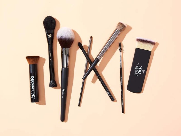 https://www.makeup.com/-/media/project/loreal/brand-sites/mdc/americas/us/articles/2022/march/04-clean-makeup-brushes/clean-makeup-brushes-hero-mudc-030422.jpg?cx=0.5&cy=0.5&cw=705&ch=529&blr=False&hash=C2894189E2A3B2D43A06A90992E5C973