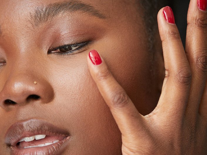 Oily Eyelids: What Causes Them and Makeup Tips for the Shine