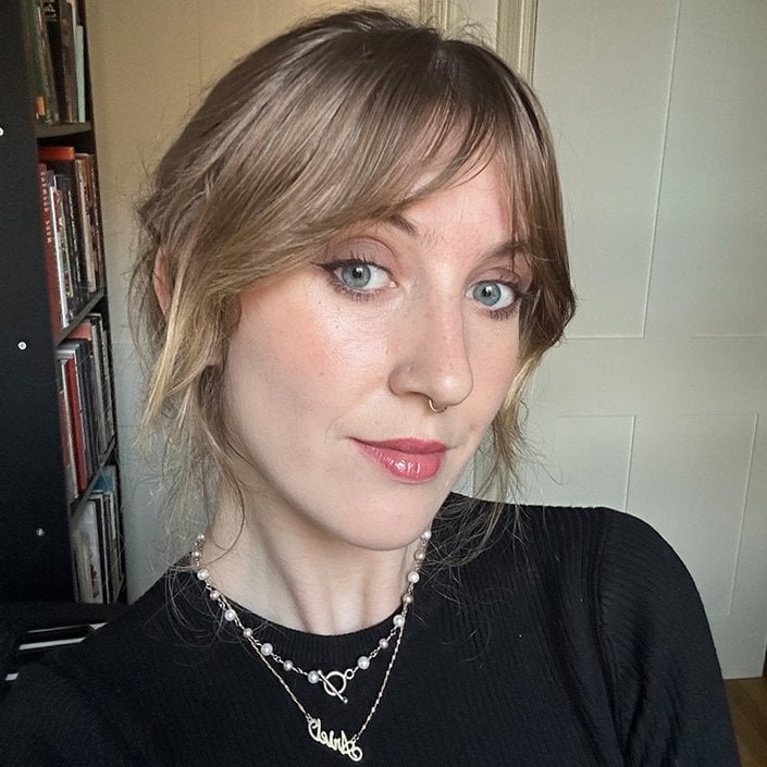 editor wearing the YX Professional Makeup Ultimate Shadow Palette in Vintage Jean Baby